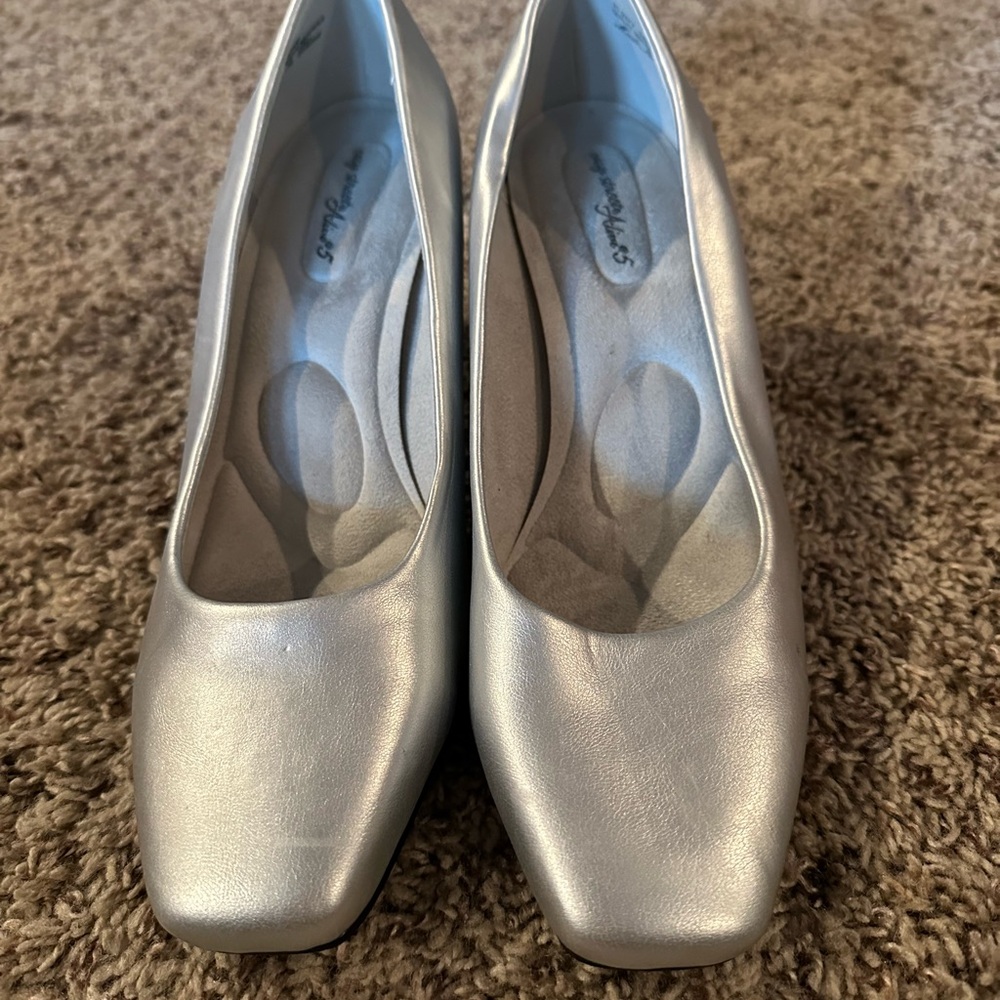 Easy Street Silver Women's Pumps